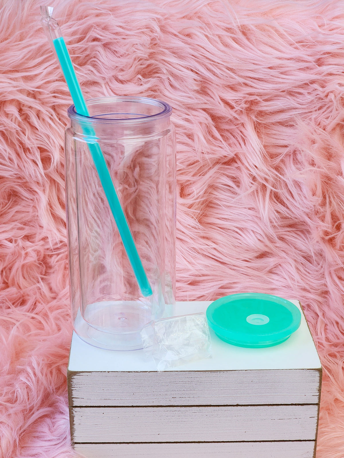 16/20oz Plastic Snow Globe Can w/ Colored Lid & Matching Straw