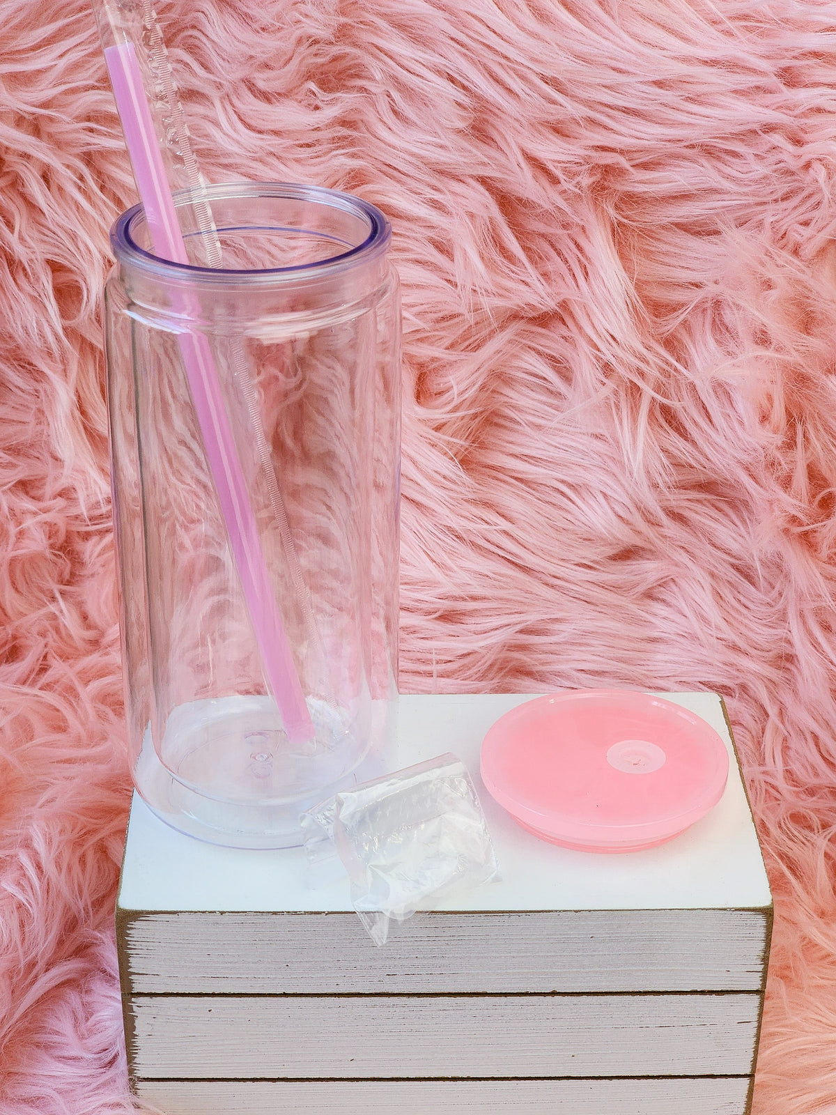 16/20oz Plastic Snow Globe Can w/ Colored Lid & Matching Straw
